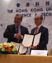 Feridun Hamdullahpur and HKUST president Tony Chan with their signed MOU.