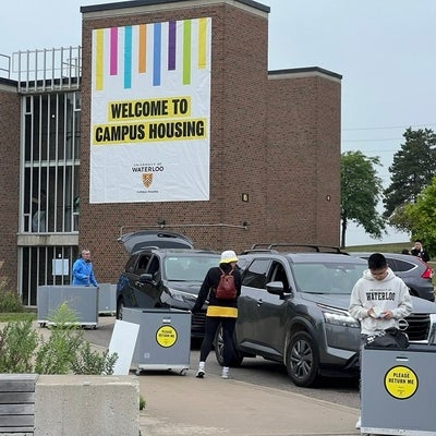 Volunteers for move in in front of MKV
