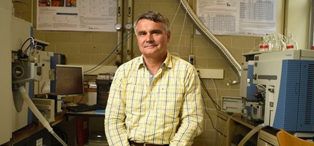 Dr. Janusz Pawliszyn in his lab.