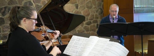 Judith Davenport playing viola and Peter Shackleton on clarinet.