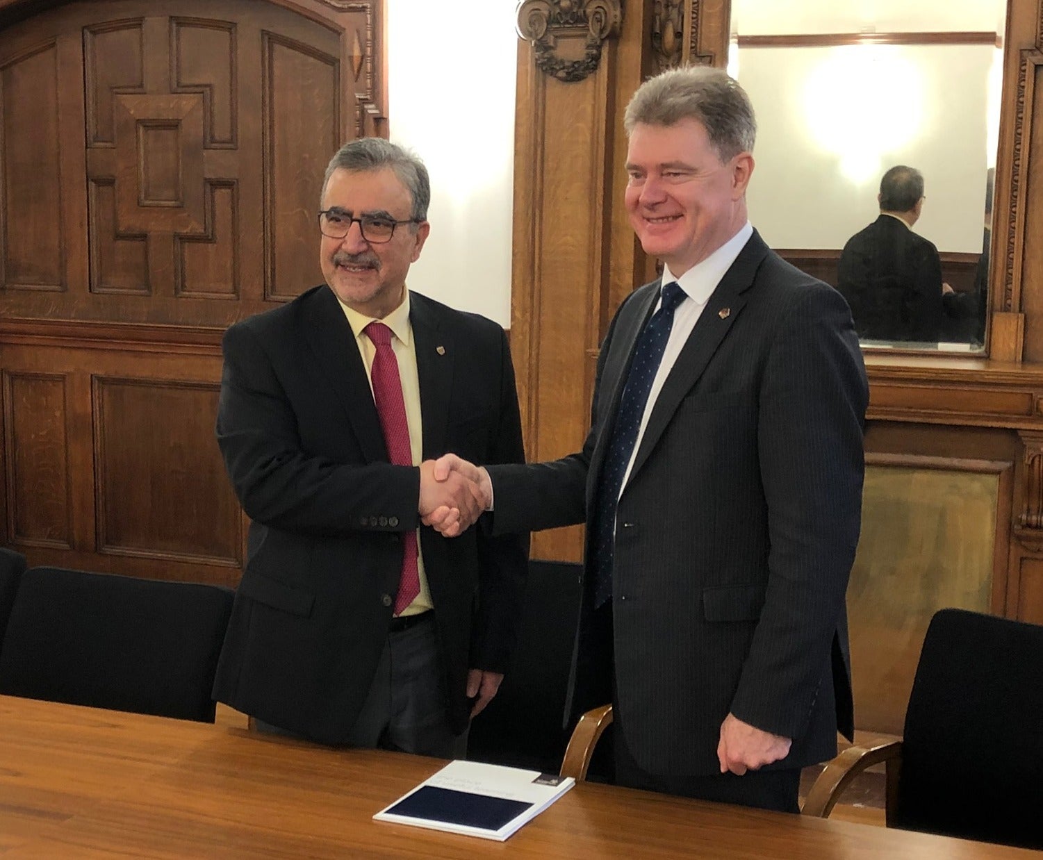 President Feridun Hamdullahpur shakes the hand of Professor Scott MacGregor, Vice Principal of University of Strathclyde