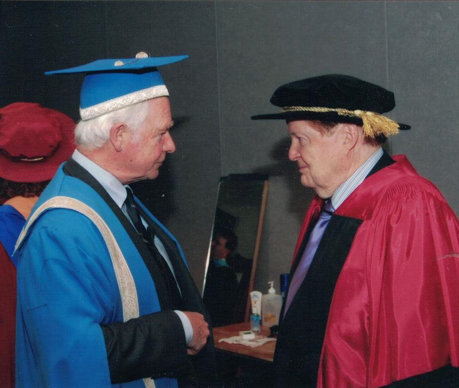 Then-President David Johnston speaks with Professor Robert Mundell at Convocation.