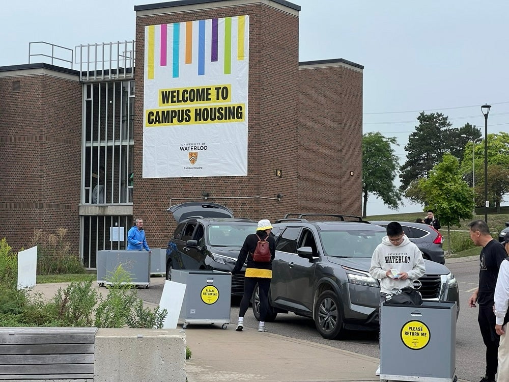 Volunteers for move in in front of MKV