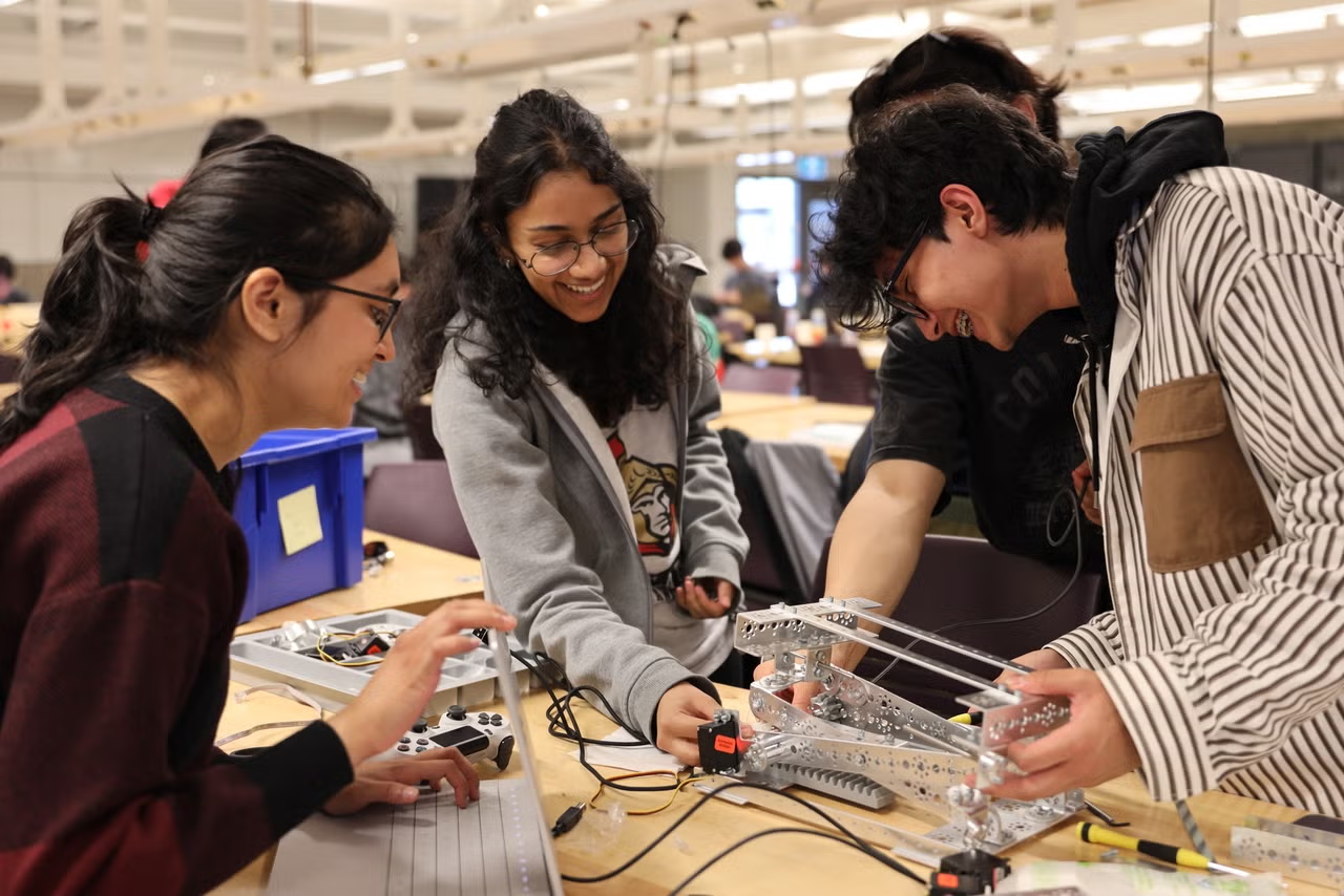 Students work in the Pearl Sullivan IDEAS clinic.