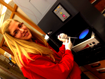 DAAD fellow Catharina Melzer working on in vitro selection of RNA aptamers that bind to fluorescent dyes (Summer 2012).