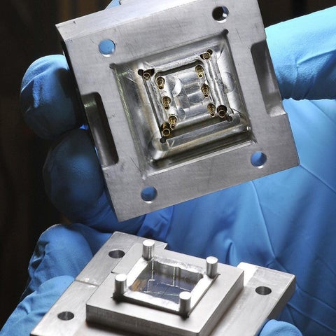 Superconducting Sample Package