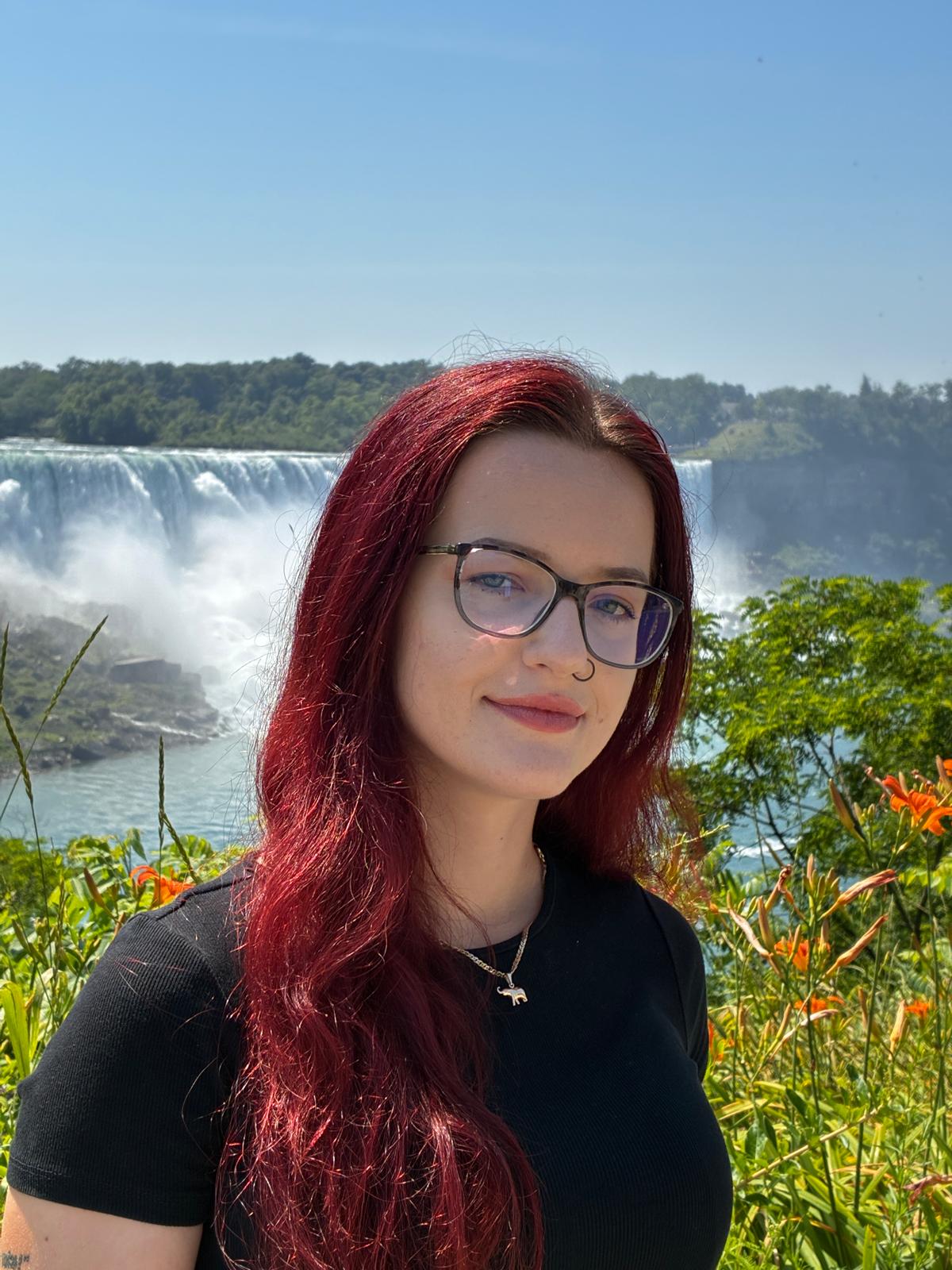 Karolina on the background of Niagara Falls
