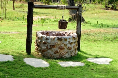 An old-fashioned well with bucket.