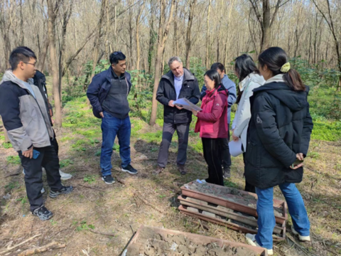 Philippe Van Cappellen visiting the Dongting Wetlands Natural Reserve with members of CUG's Environmental Hydrogeology Group.
