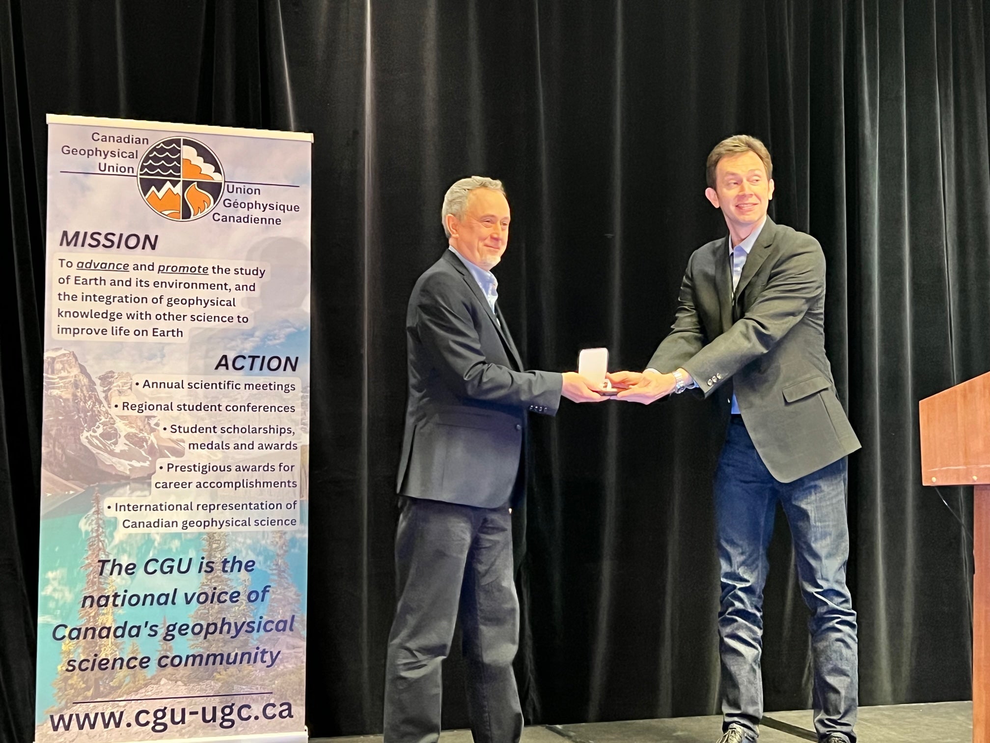 Philippe Van Cappellen receiving the 2022 Tuzo Wilson Award at CGU 2023 