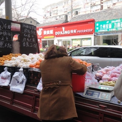 Street fruit vendor in downtown Nanjing