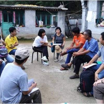 Steffanie and Zhenzhong talking to farmers from Baoshi village who participated in the nested market project