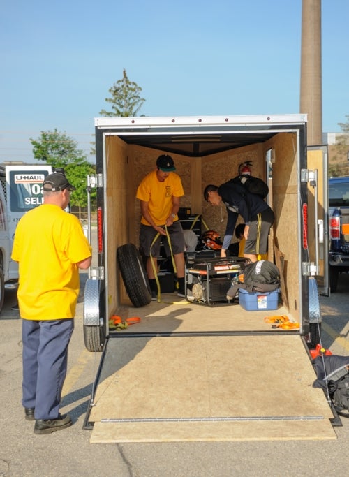 Teams unloading their trailer