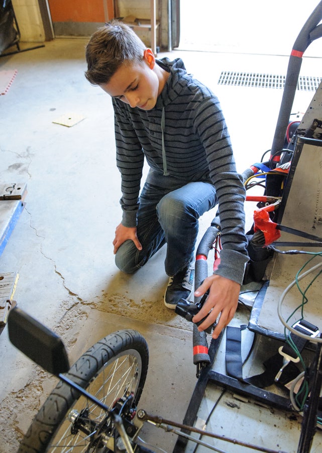 Student shows the vehicle's braking mechanism