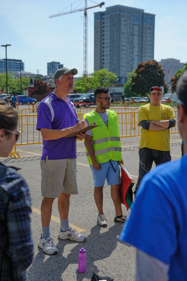 Peter Teertstra, race organizer, talks to teams