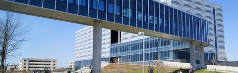 Pedestrian overpass to the E5 building