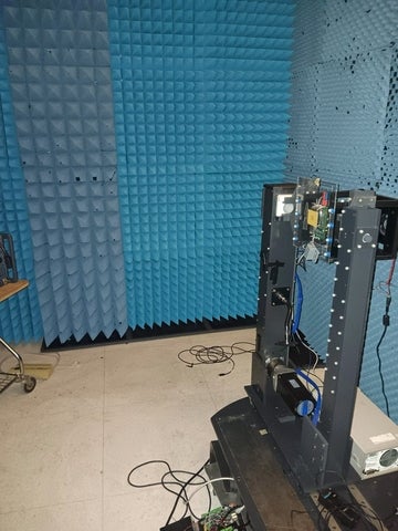 Chamber and gimbal antenna holder used for millimetre-wave antenna measurements