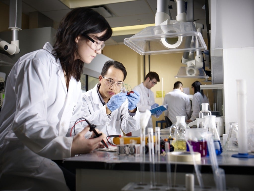 students and professor working in a chemical engineering lab