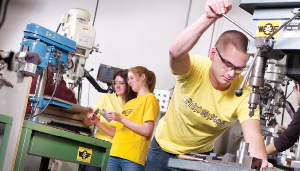 Students working in UWaterloo lab