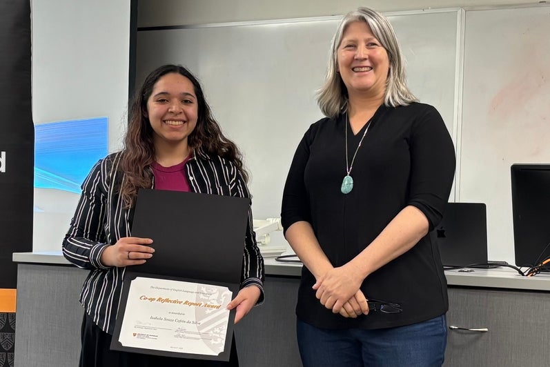 Dr. Heather Smyth presents Isabela Souza Cefrin da Silva with the Co-op Reflective Report Award.