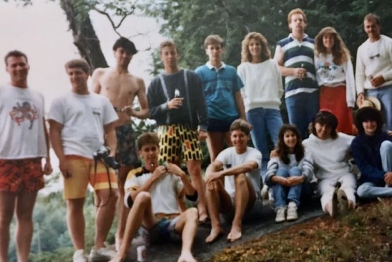 Student at a cottage gathered for group photo