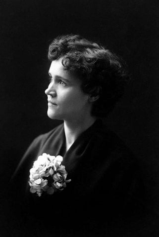 Black and white image of a short-haired white woman, Voltairine De Cleyre, looking to the left.