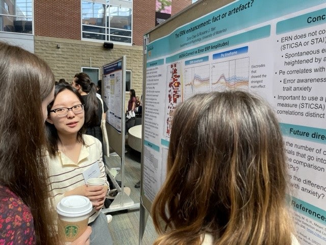 Zora Chen presenting her poster titled "The ERN enhancement: fact or artefact?"