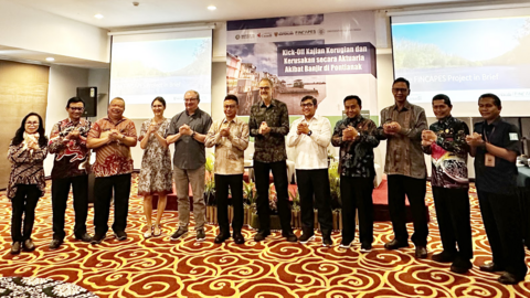 Course participants standing in a row