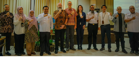 Course participants standing in a row