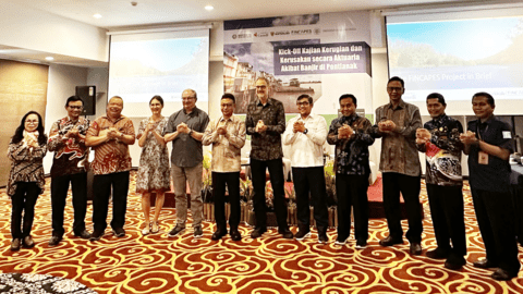 Course participants standing in a row