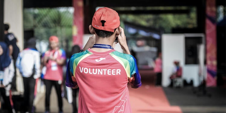 A student volunteering at a sporting event.