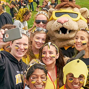 Group of students with King Warrior mascot take a selfie