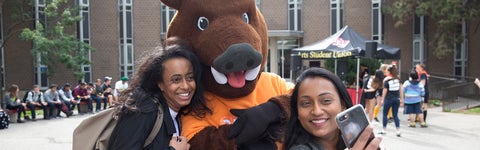 Students take a selfie with boar mascot
