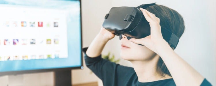 Student using virtual reality goggles.