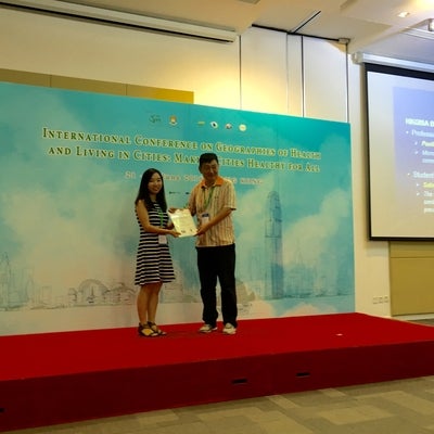 Sabrina Li accepting poster competition award at H-City Conference.