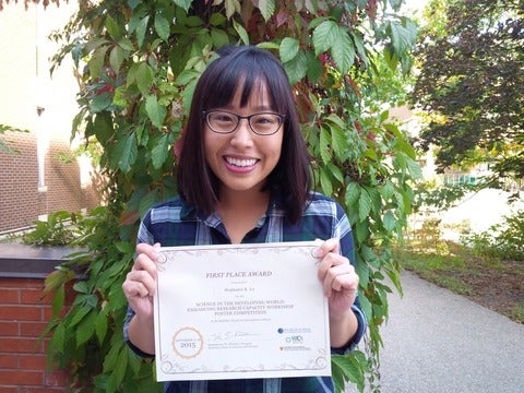 Stephanie Lu holding best poster award