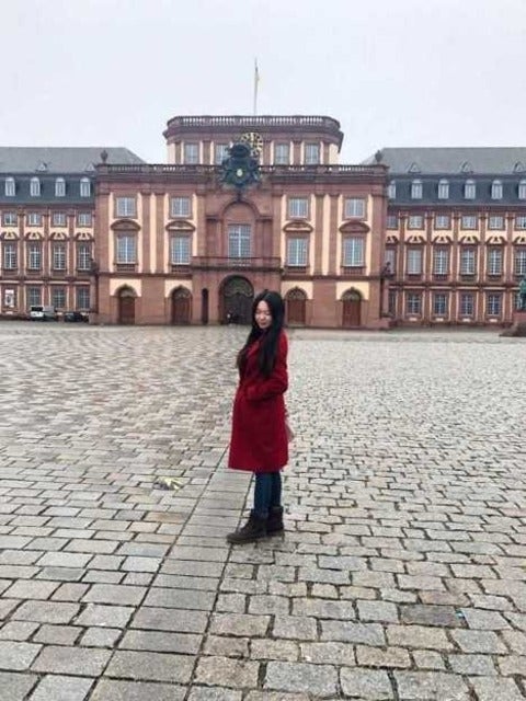 Aynur Hyuang in front of the Schloss Mannheim