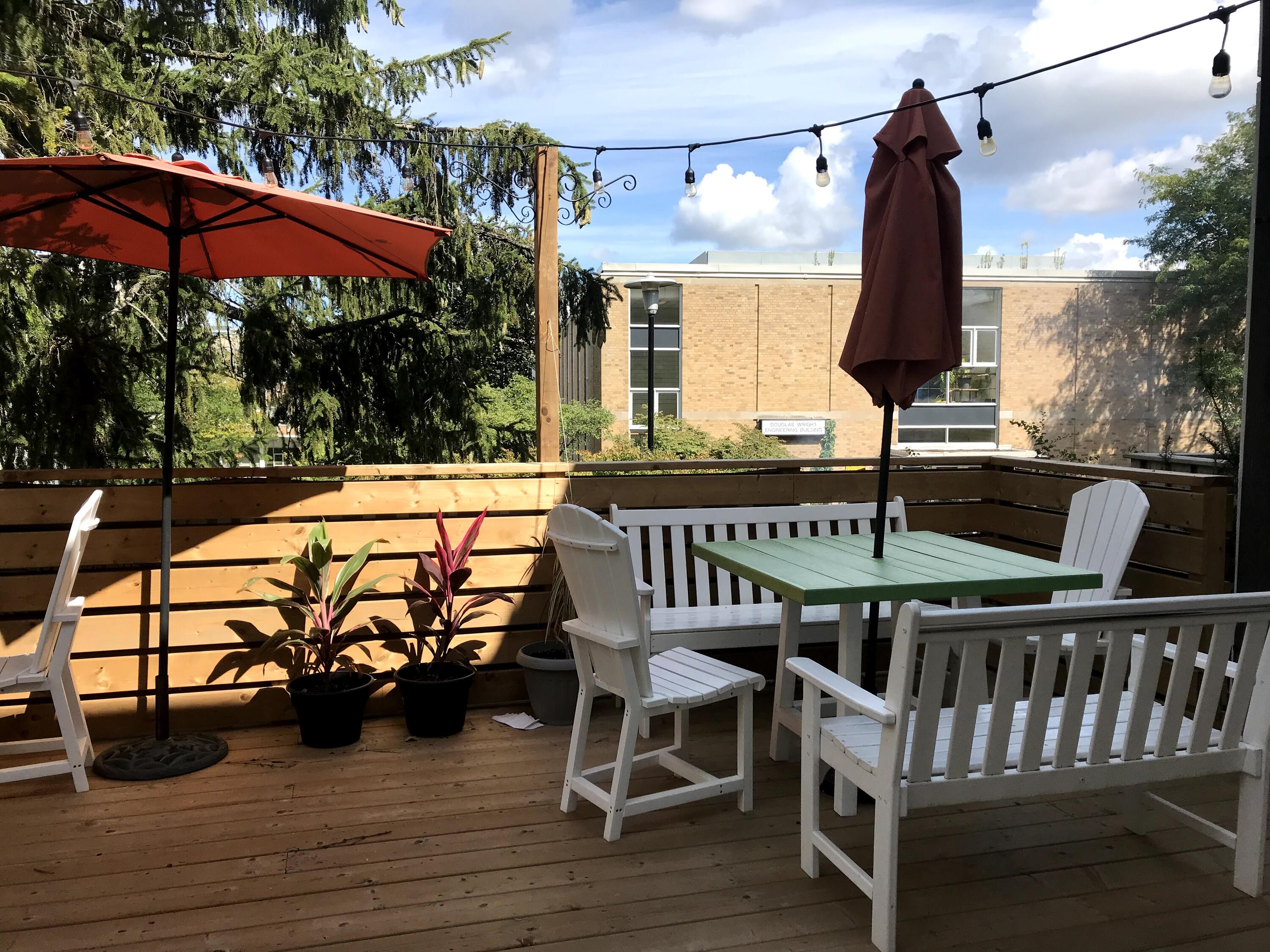 grad house patio with furniture