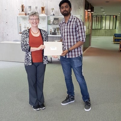 Photo of Vivek Labhishetty receiving the Daytech prize 