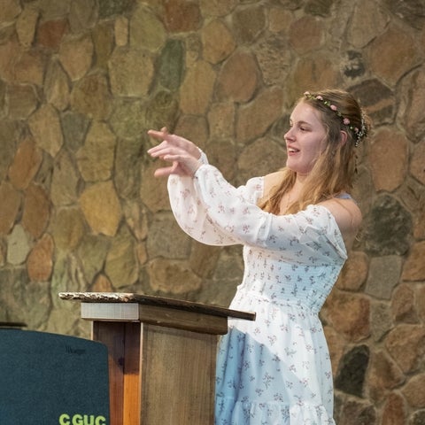 Hannah den Bak standing at a podium 