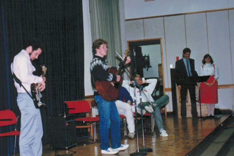A band made up of Grebel students play on a stage (80s)