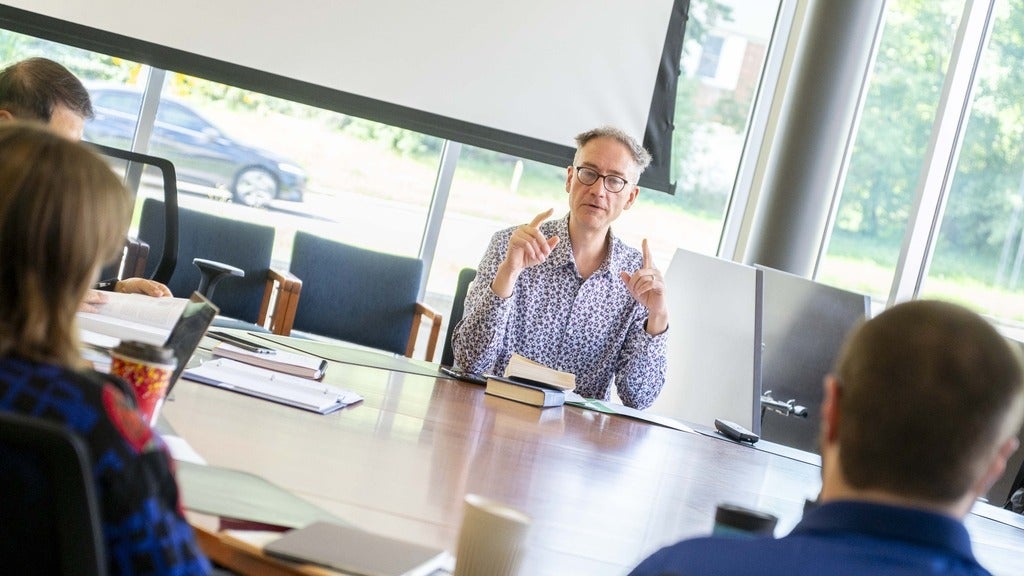 Professor Jeremy Bergen teaching