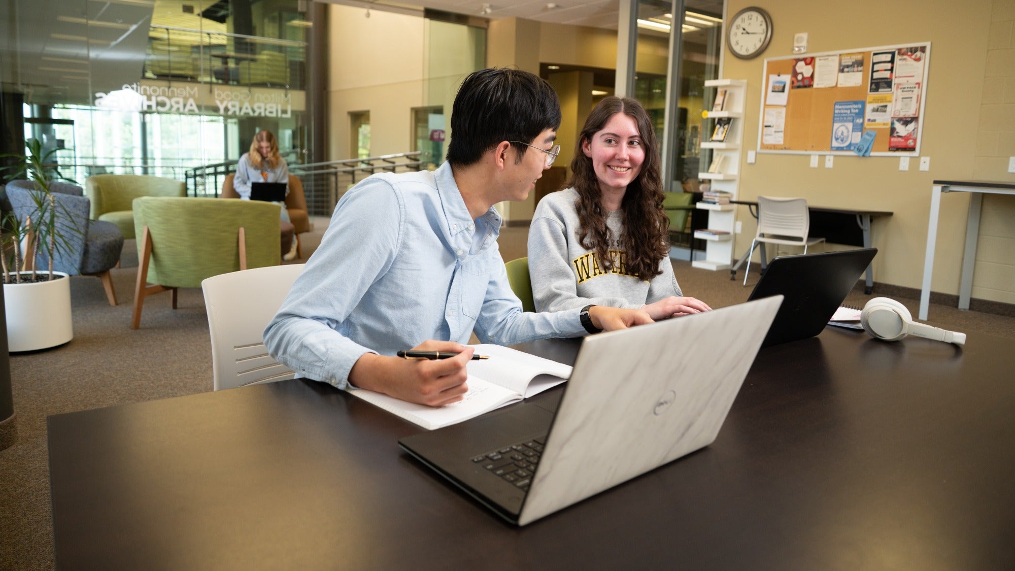Two Grebel students study in the library 