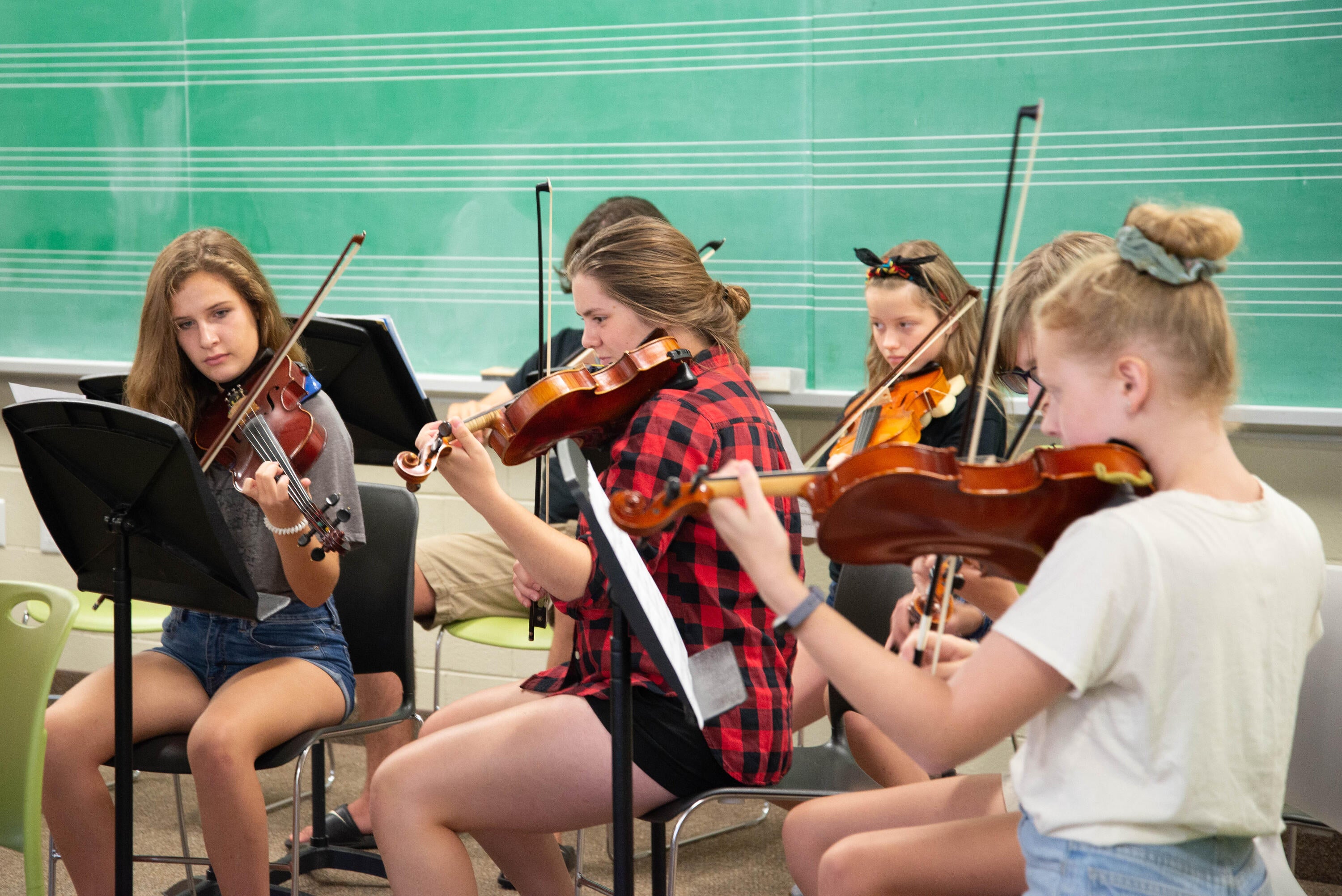 students play violin