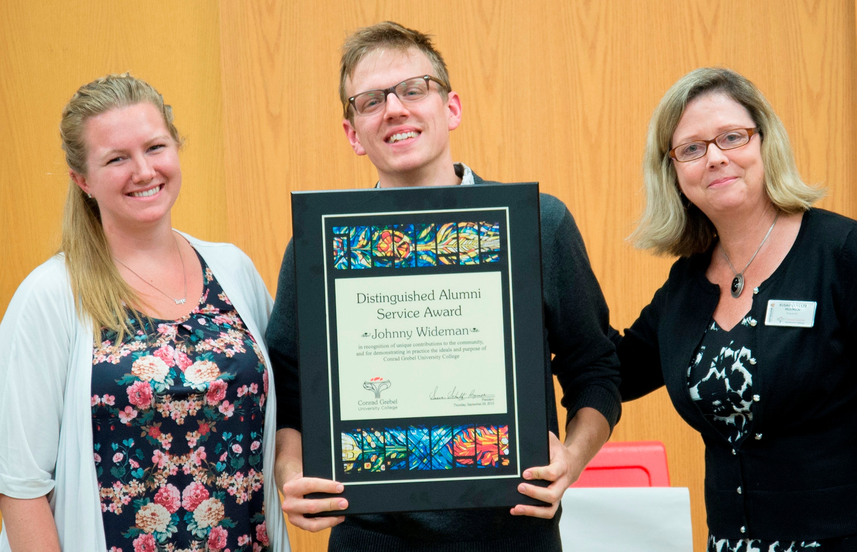 Alumni Rep. Katie Cowie-Reddekop, 2015 Distinguished Alumni Service Award Winner Johnny Wideman, President Susan Schultz Huxman