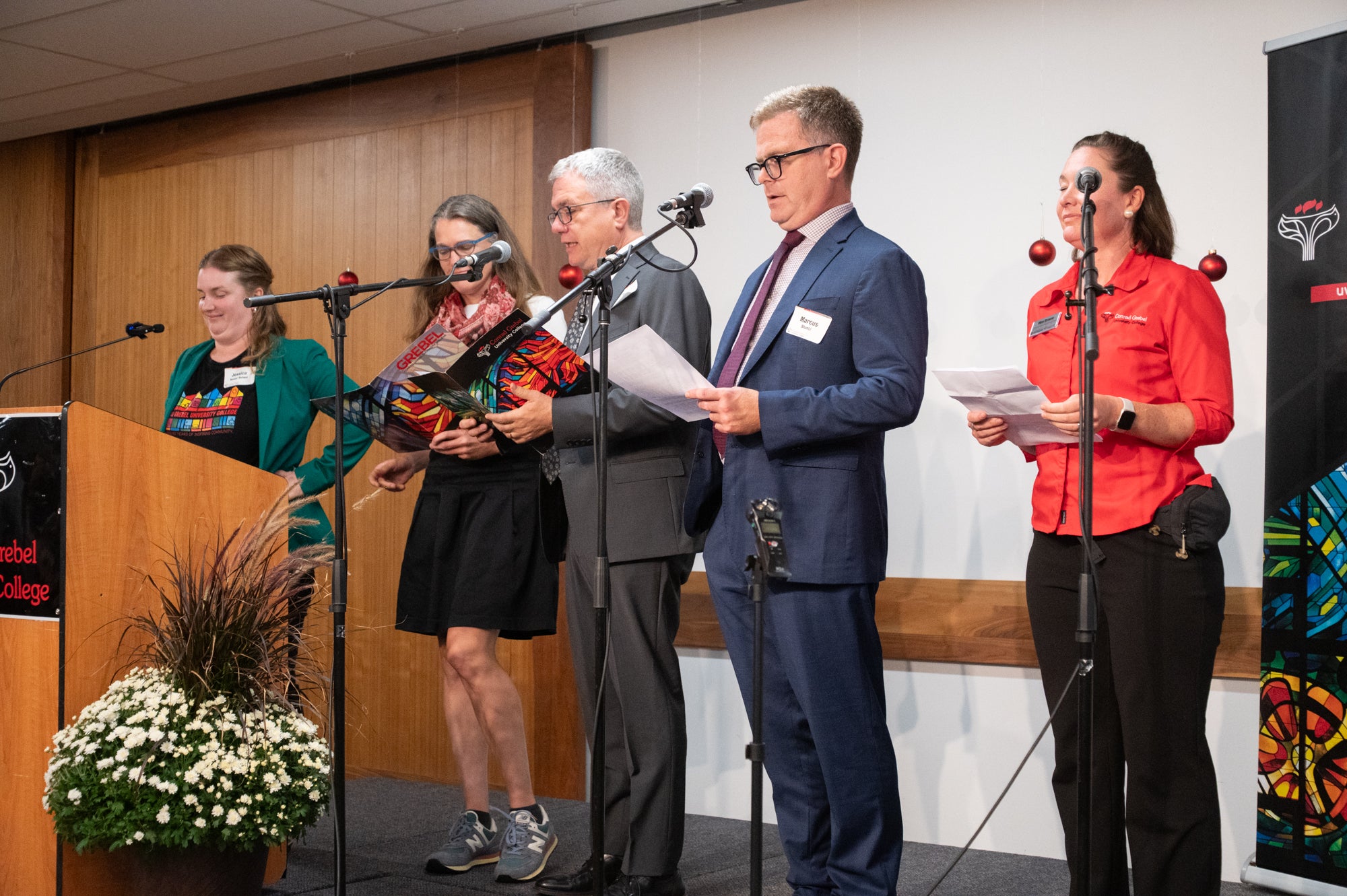 Administrative executive members give speech together 