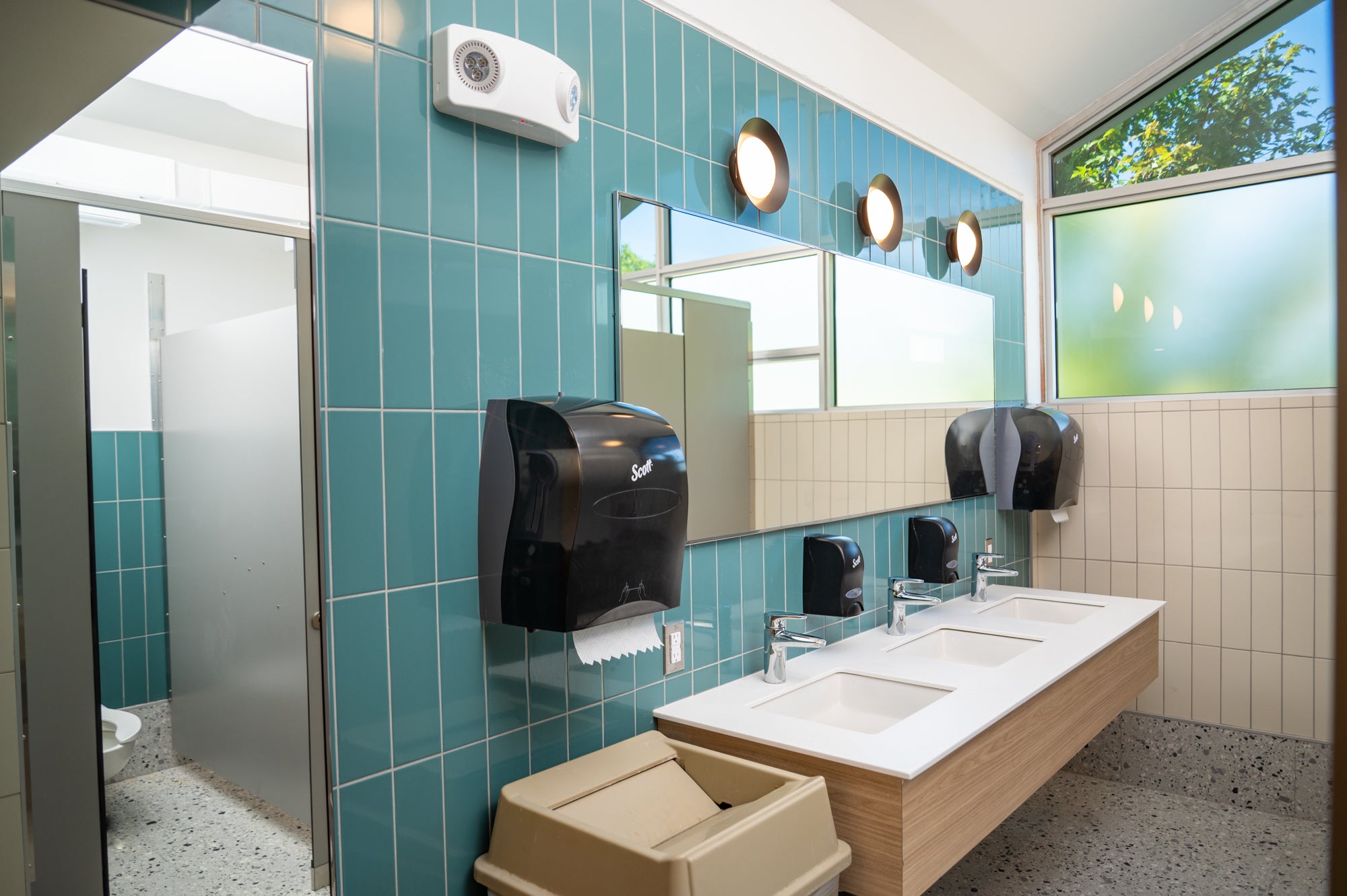 bathroom sinks and mirror