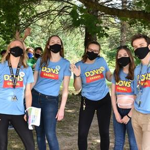 dons wear masks outside during fall move in day