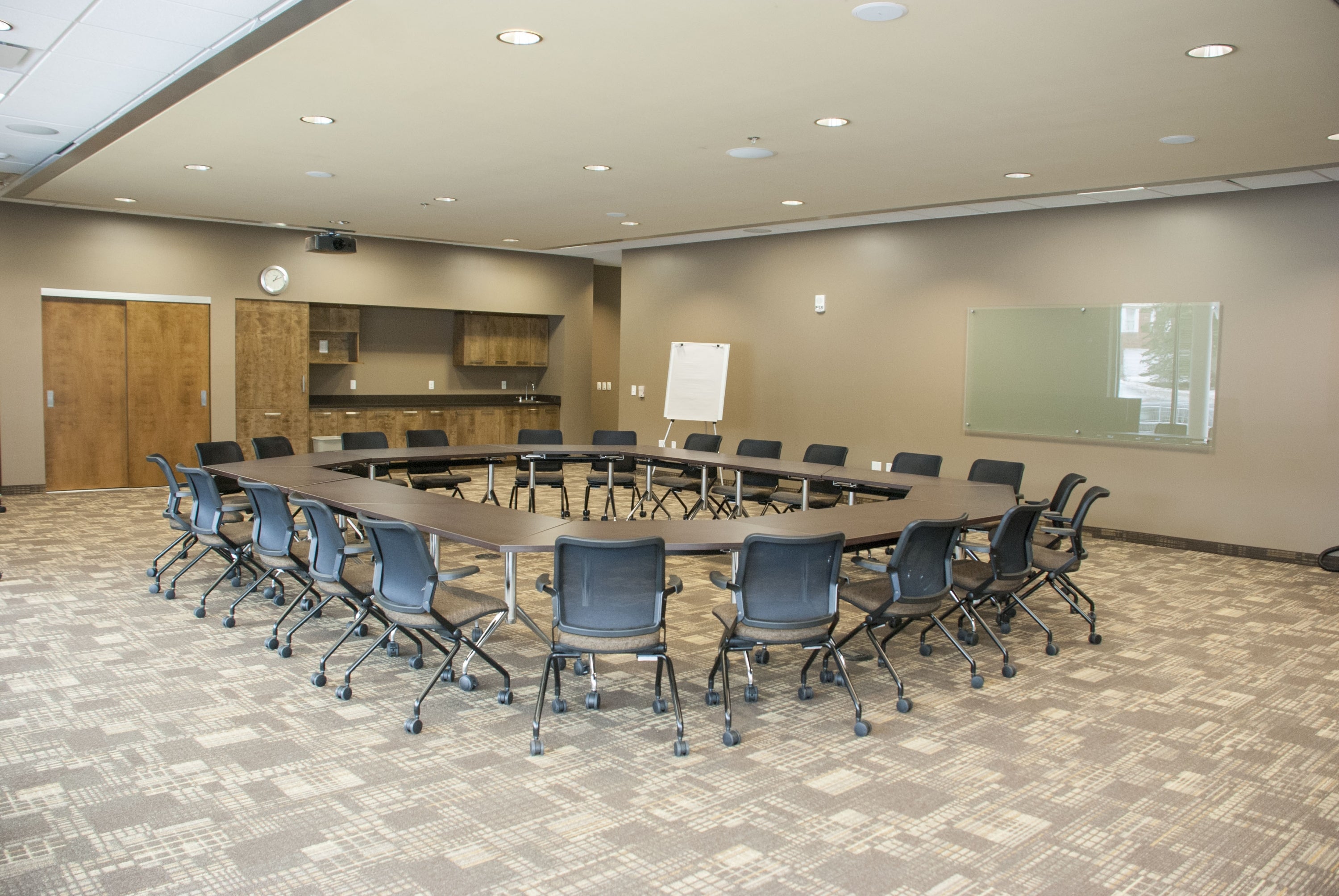 Large room with movable tables and chairs