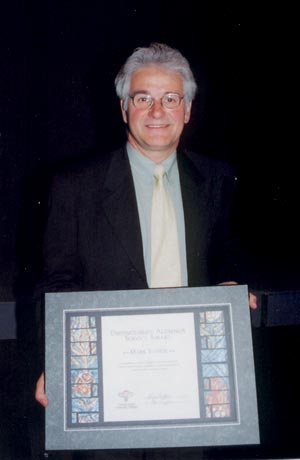 Mark Yantzi presenting his Distinguished Alumni Service Award